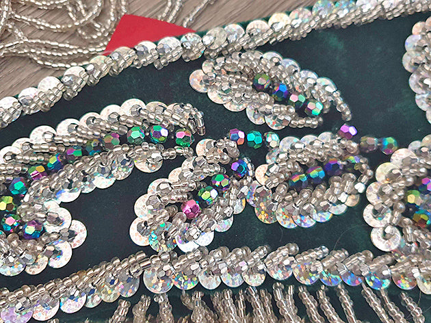 Bauchtanzkostüm aus dunkelgrünem Samt. BH, Gürtel, Rock und Schmuck