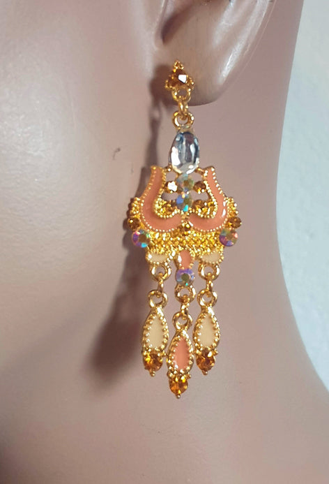 Wunderschöne goldfarbene Ohrringe mit orangefarbenen Ohrsteckern.