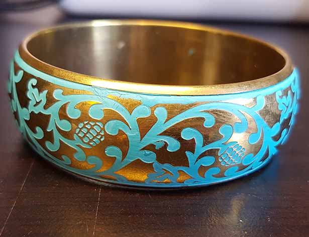 Goldfarbenes Armband mit türkisfarbenen Elementen