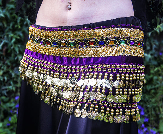 Lila Hüfttuch mit goldenem Band