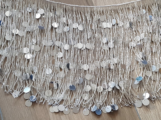 Perlenkette mit silberweißen Strängen mit vielen Perlen

 1 Meter lang, Stränge 30cm lang
