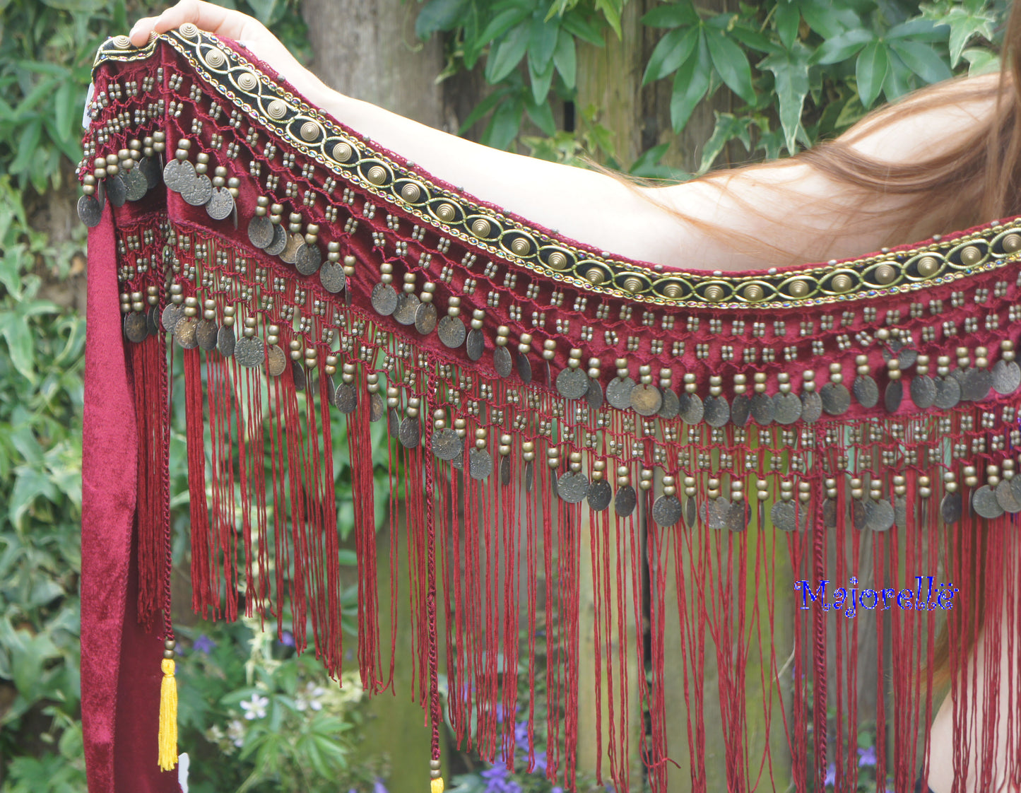 Tribal Hüfttuch mit Fransen und einigen Quasten bordeaux