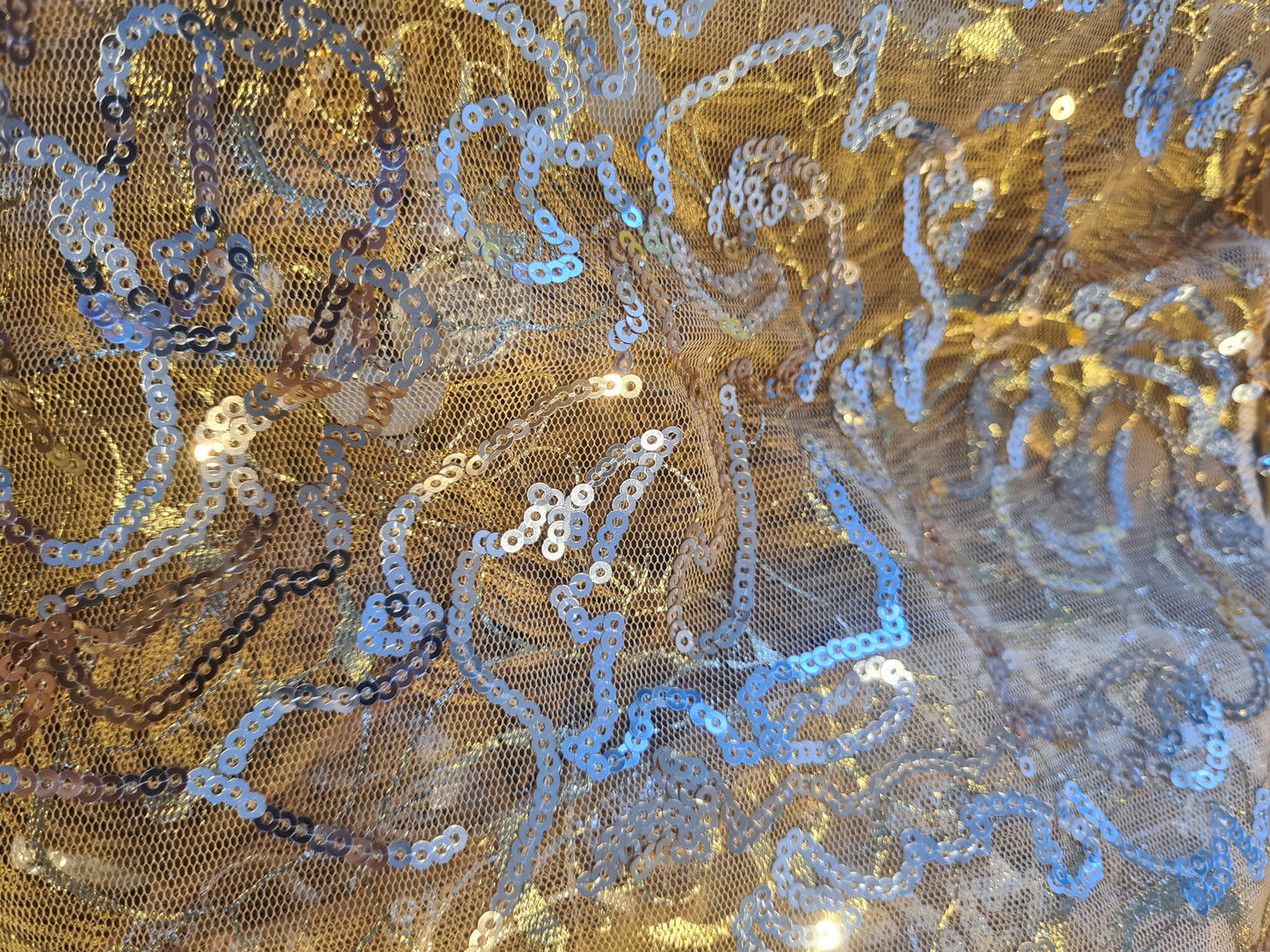 Bauchtanz-Hüfttuch in Gold mit silbernen Linien und silbernen Münzen