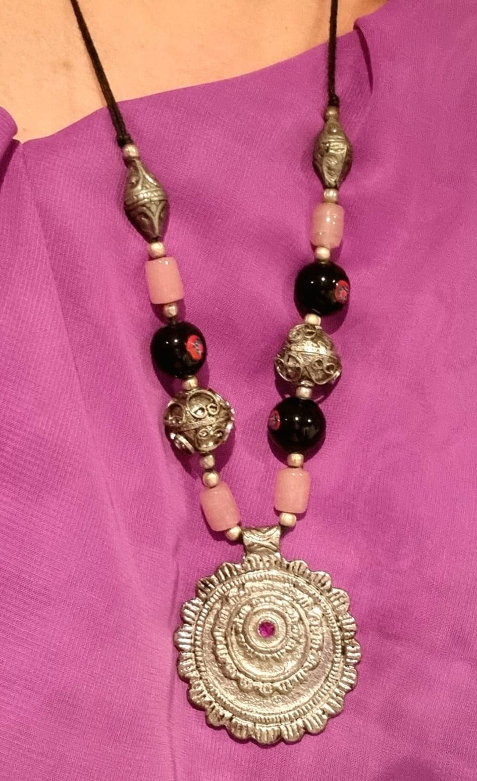 Halskette mit rosa Steinen und Amulett