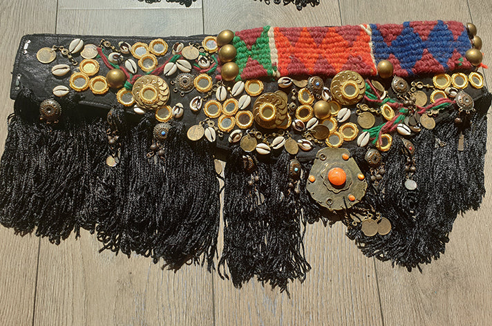 Schwerer, verzierter Bauchtanz-Tribalgürtel und BH