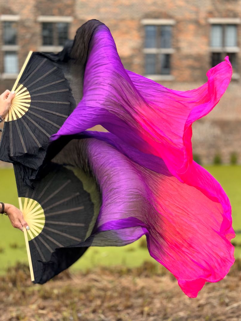 Seidene Bauchtanz-Schleierfächer in Schwarz/Violett/Fuchsia.